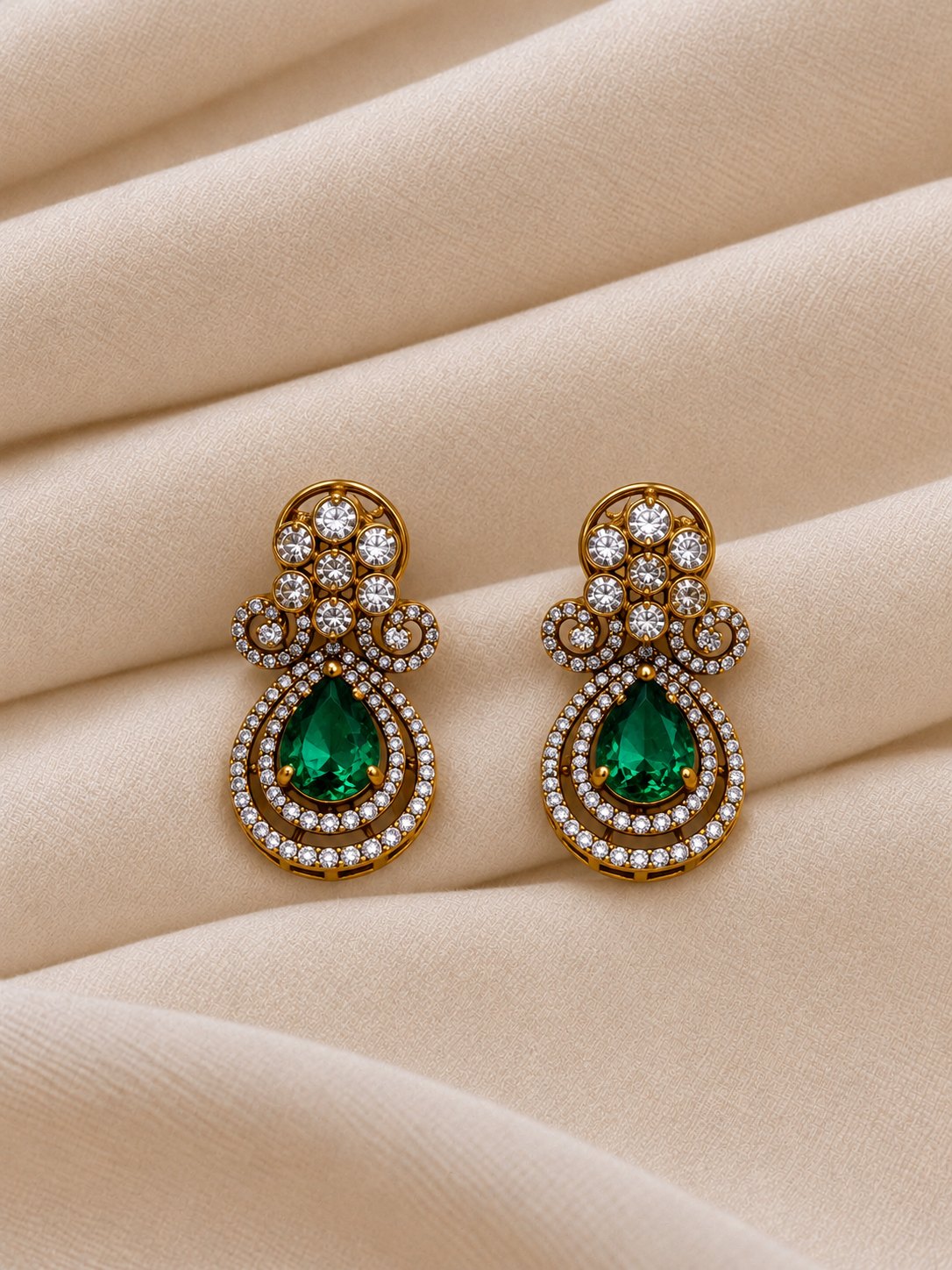Aaradhya Emerald Moissanite Pendant Set, photo 3
